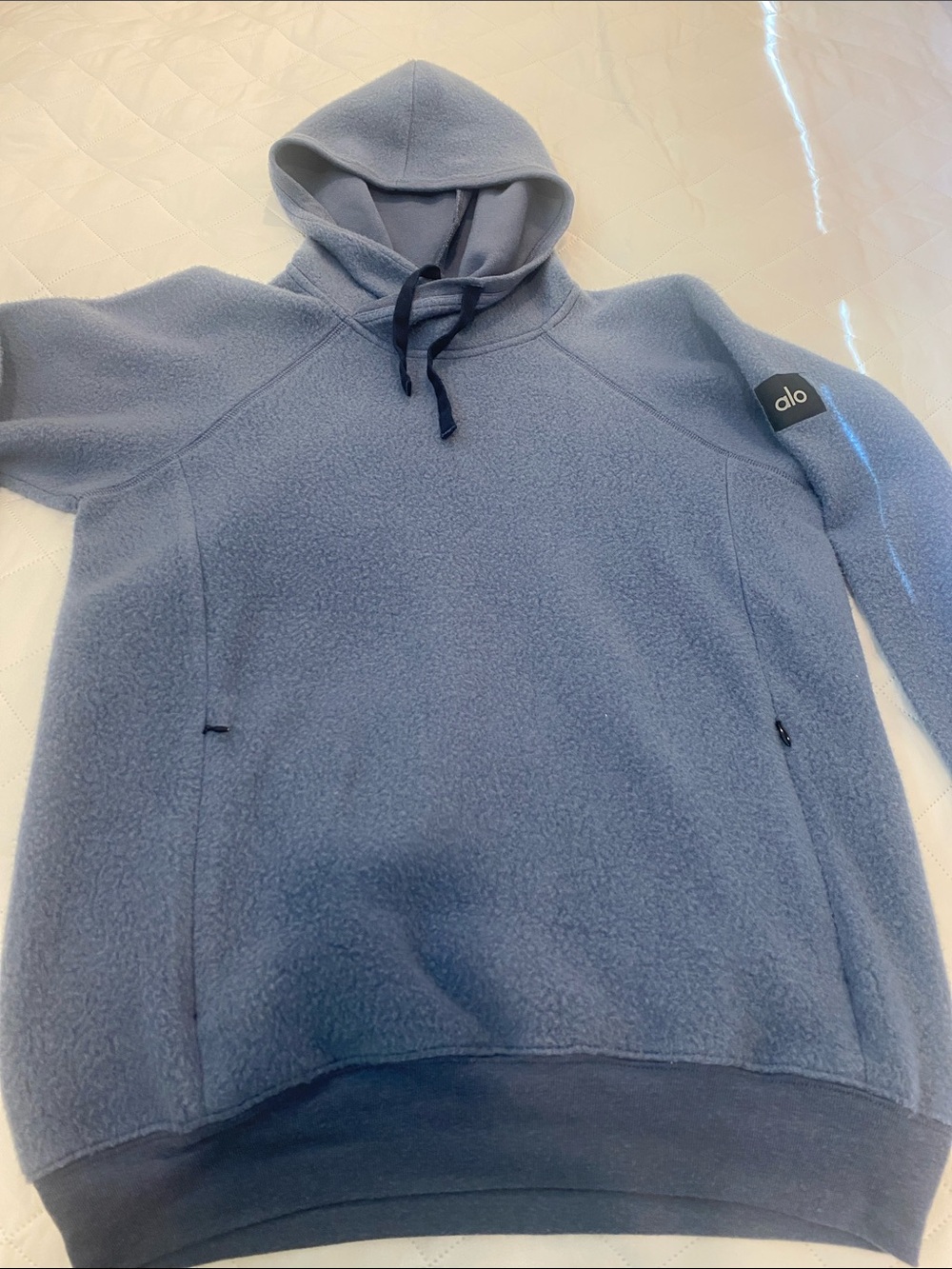 ALO Yoga Men’s soft fleece hoodie
Blue